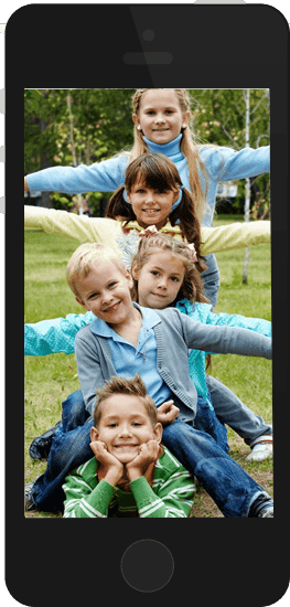 Niños disfrutando en un campamento de inglés en España al aire libre.